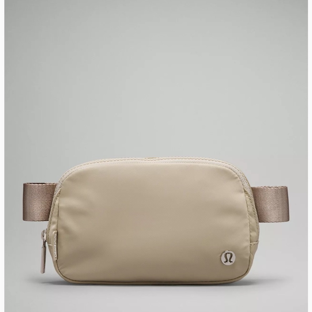 Lululemon Everywhere Belt bag